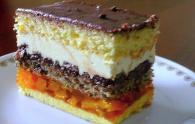 Пляцок з маринованими персиками: покроковий рецепт