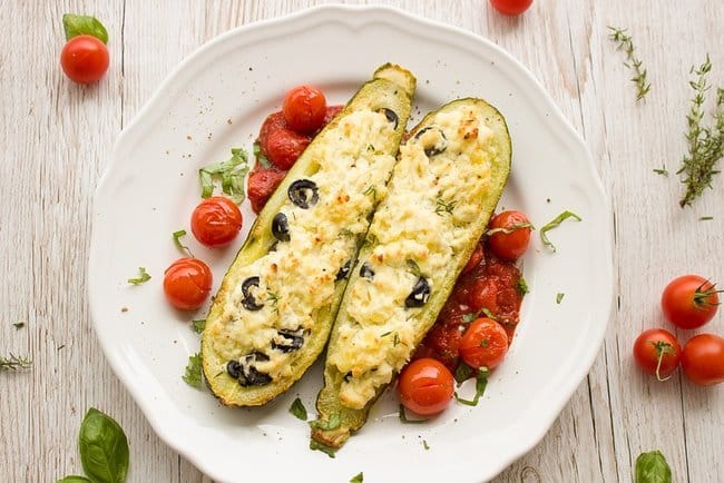 Кабачки з вершковим сиром і маслинами