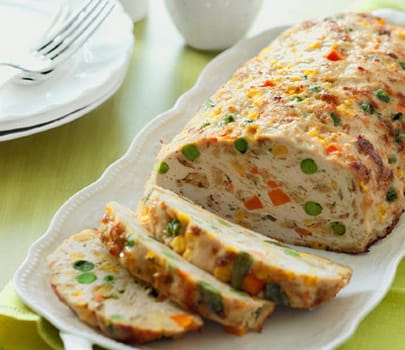 М'ясний рулет з замороженими овочами