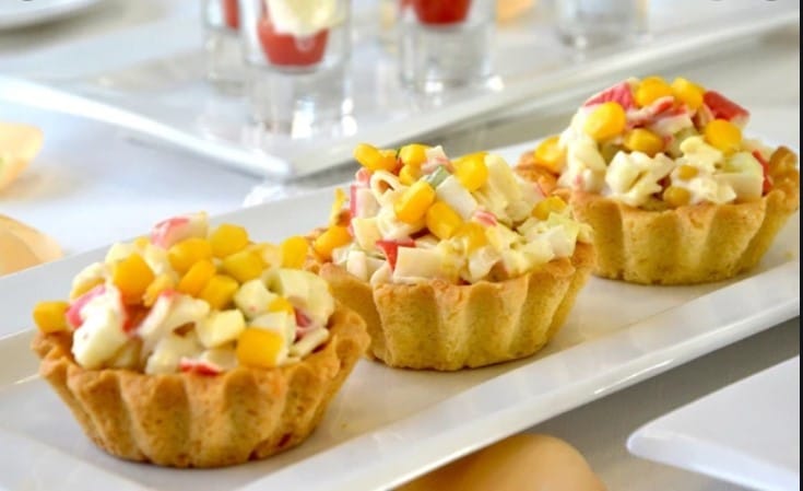 Тарталетки з крабовими паличками та кукурудзою