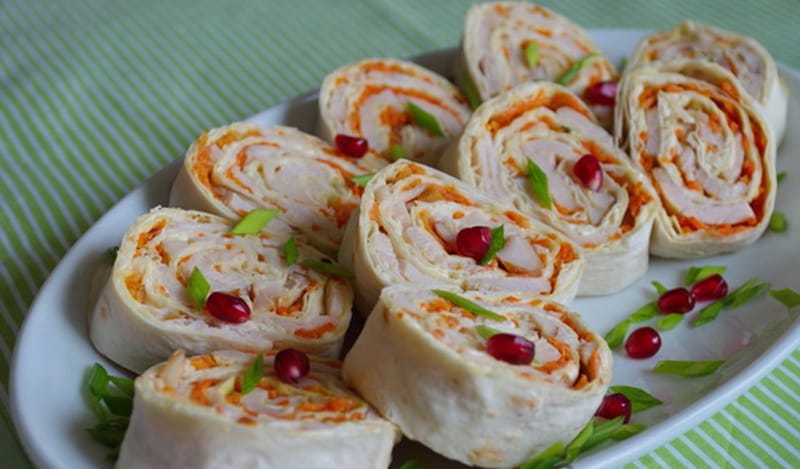 Рулет з куркою та корейською морквою