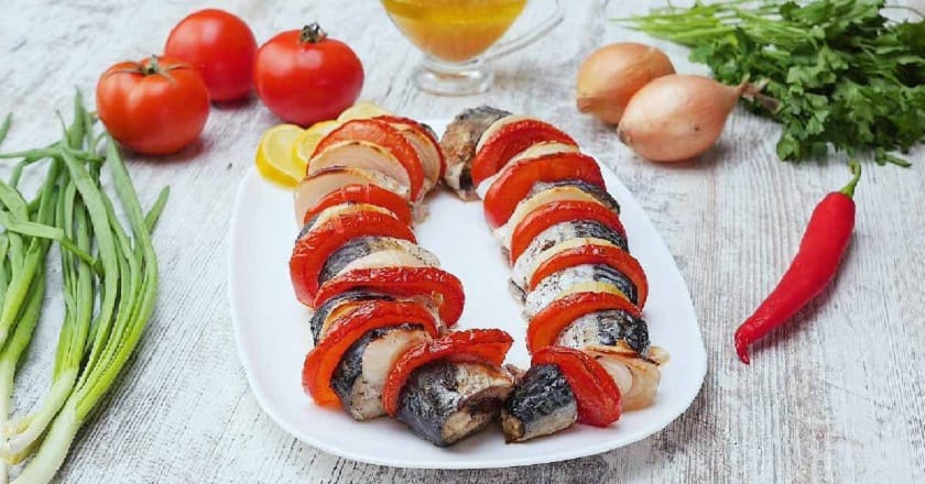 Скумбрія з цибулею та помідорами