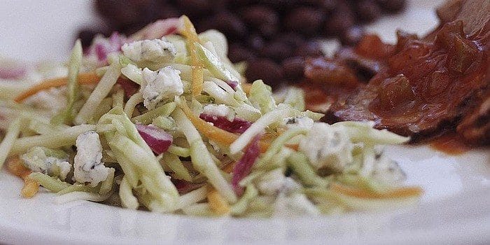 Салат зі свіжою капустою, селерою і блакитним сиром