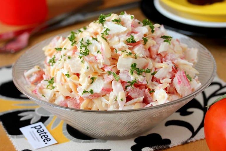 Салат з крабовими паличоками та помідорами