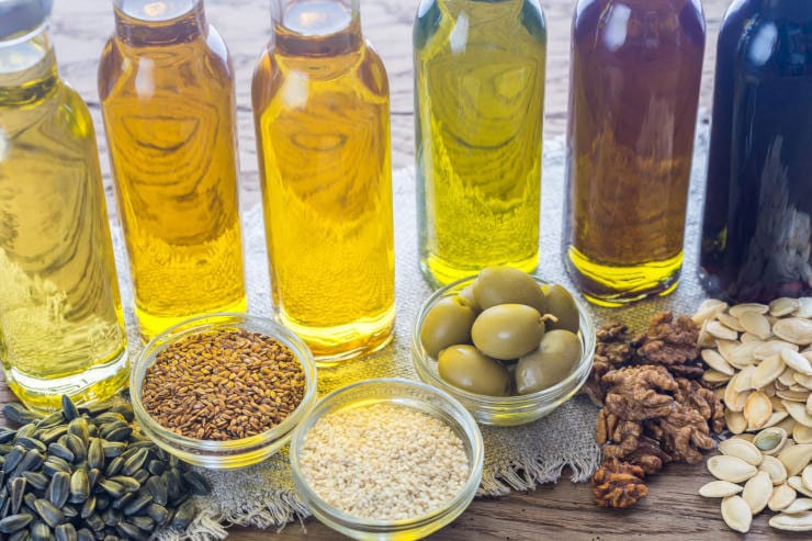 Не всі олії однаково корисні для смаження. Котрі з них безпечні, а від котрих варто відмовитись
