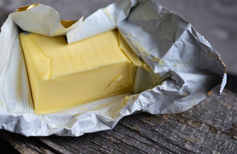 Як правильно і скільки можна зберігати вершкове масло в холодильнику, морозилці та без них