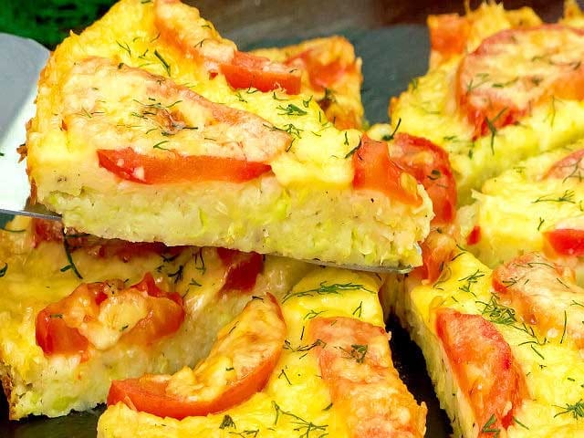 Піца з кабачків з шинкою і овочами