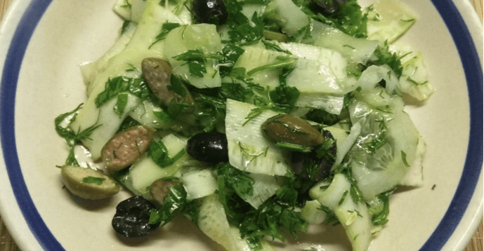 Рецепт вишуканого літнього зеленого салату з огірків і молоденьких кабачків