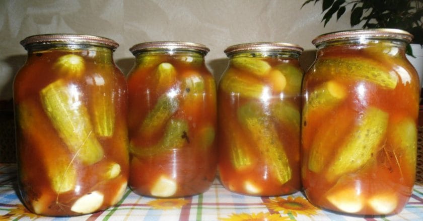 Мариновані огірки з кетчупом "Чилі" — виходять хрумкими, в міру гострими, з кисло-солодким присмаком!