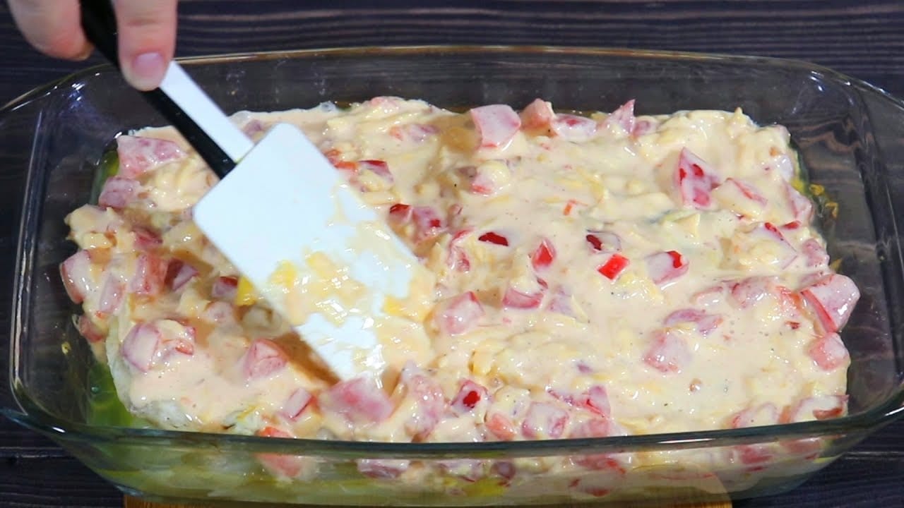 Просто викладіть все шарами, а весь секрет в заливці. Що приготувати з курячого філе?