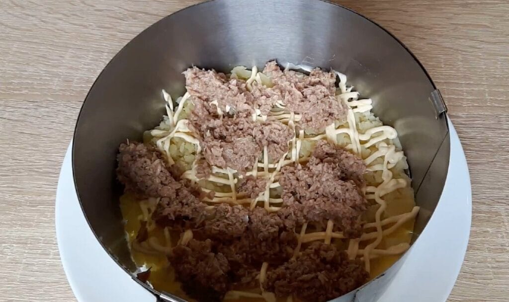 Багатошаровий салат з крабовими паличками, який стане гідною прикрасою святкового столу!