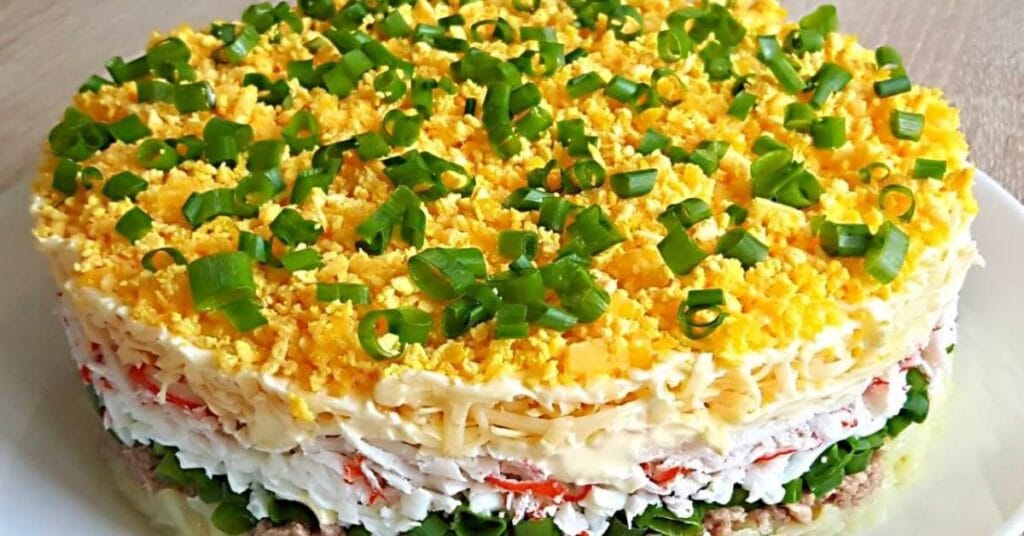 Багатошаровий салат з крабовими паличками, який стане гідною прикрасою святкового столу!