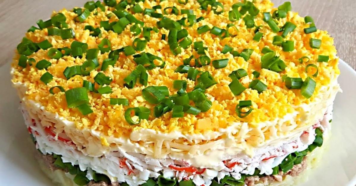 Багатошаровий салат з крабовими паличками, який стане гідною прикрасою святкового столу!