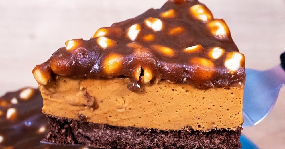 Сметана + згущене молоко: найсмачніший торт "Снікерс" без випічки, пальчики оближеш