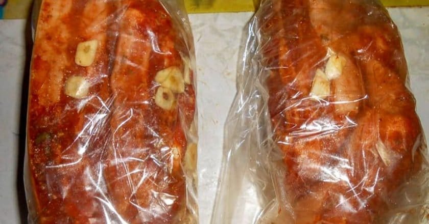 Ця закуска користується постійним успіхом на будь-якому святі! Як приготувати ароматне сало в спеціях