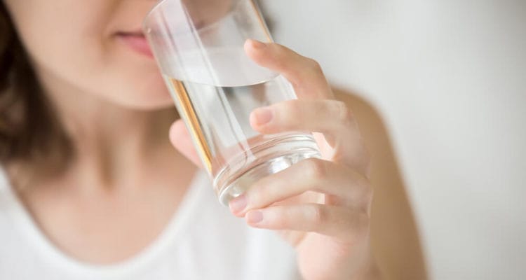 Попей воды! Почему стоит пить достаточно воды?