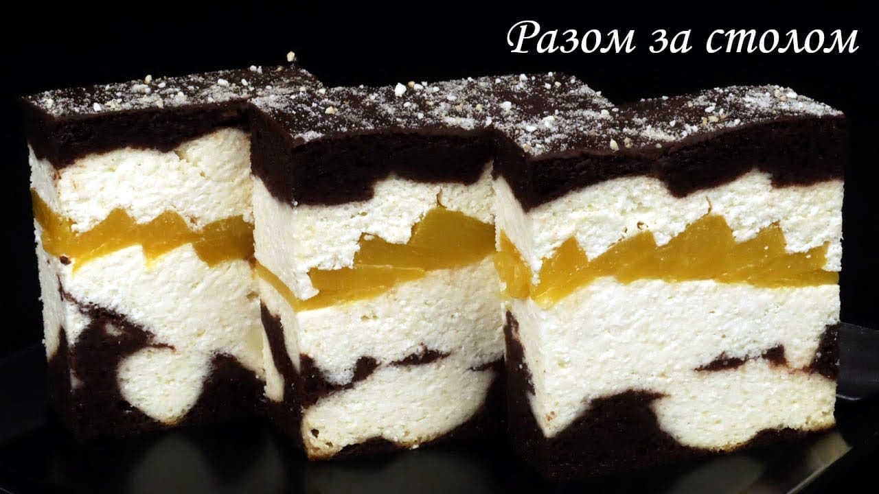 Рецепт дуже смачного сирника на шоколадному тісті з персиками. Святкова та багата випічка