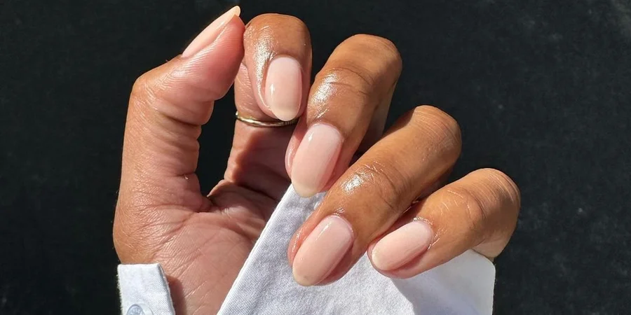 Скляний манікюр став головним осіннім nail-трендом. Його легко зробити навіть вдома