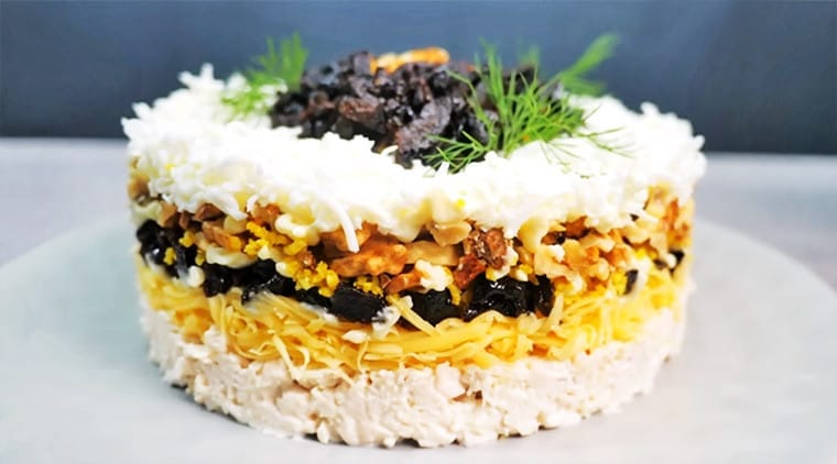 Салат з куркою, чорносливом та горіхами