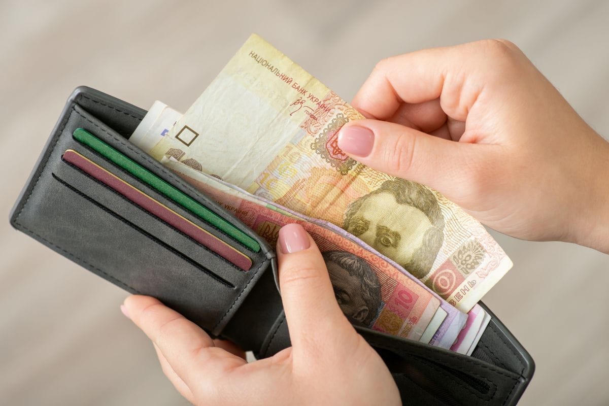 Кому можуть призупинити виплату пенсії і як цього уникнути: оновлені правила