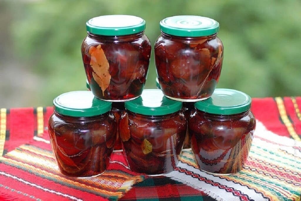 Як приготувати ідеальні мариновані сливи на зиму: прості рецепти