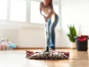 Додаю 3 краплі у відро — і після миття підлоги вдома приємно пахне