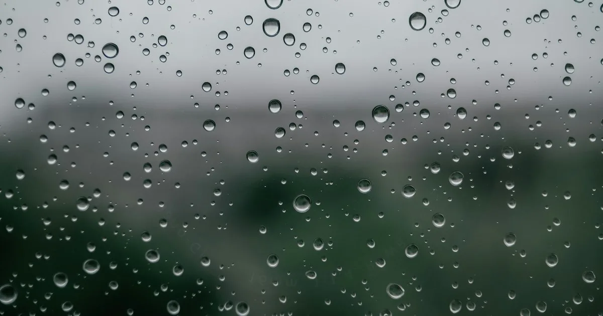 Краплі води на склі крупним планом